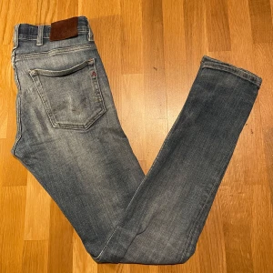 Replay jeans - Säljer dessa sjukt feta jeans från Replay  | Storlek: W27 L32 | Bra skick, snygga slitningar | Läder lappen där bak sitter löst men det kan fixas om det önskas | Kom PM för fler frågor📩