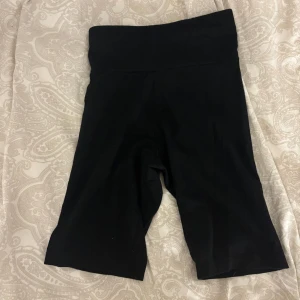 Svarta cykelshorts från Gina Tricot - Svarta cykelshorts från Gina Tricot med hög midja och enkel, stilren design. Mjukt och stretchigt material som sitter skönt på kroppen. Priset går att diskutera!❣️