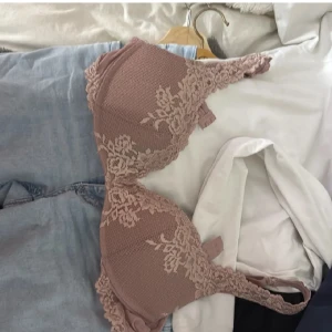 Rosa spetsig bh Intimissimi - INTRESSEKOLL!! Jag köpte den här intimissimi-bhn i 75D, men vill hellre ha en i 75C, därför vill jag sälja den här 💕