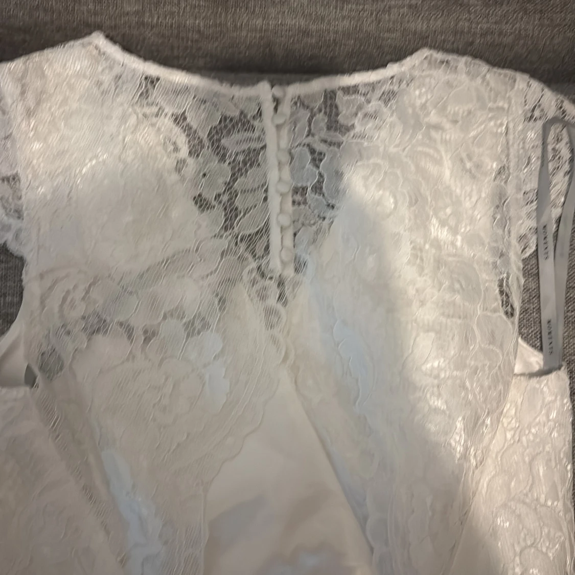 Vit spetsklänning från Moments New York  - 3