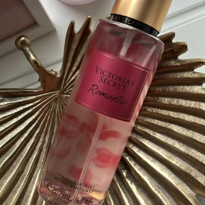 Victoria's Secret Romantic mist - En lyxig body mist från Victoria's Secret i doften Romantic. Rymmer 250 ml och passar perfekt för dig som gillar blommiga och söta dofter. 
