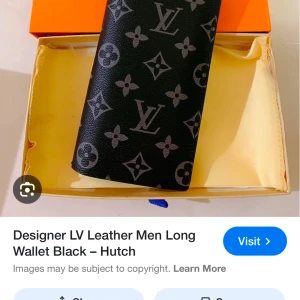 Louis Vuitton plånböcker i skinn - Flera Louis Vuitton plånböcker i skinn med ikoniskt monogrammönster. Finns i svart, brunt, blått, grönt, orange och vitt med olika tryck, bland annat badmotiv och sportiga illustrationer. Perfekt accessoar för dig som vill sticka ut med lyxig design.