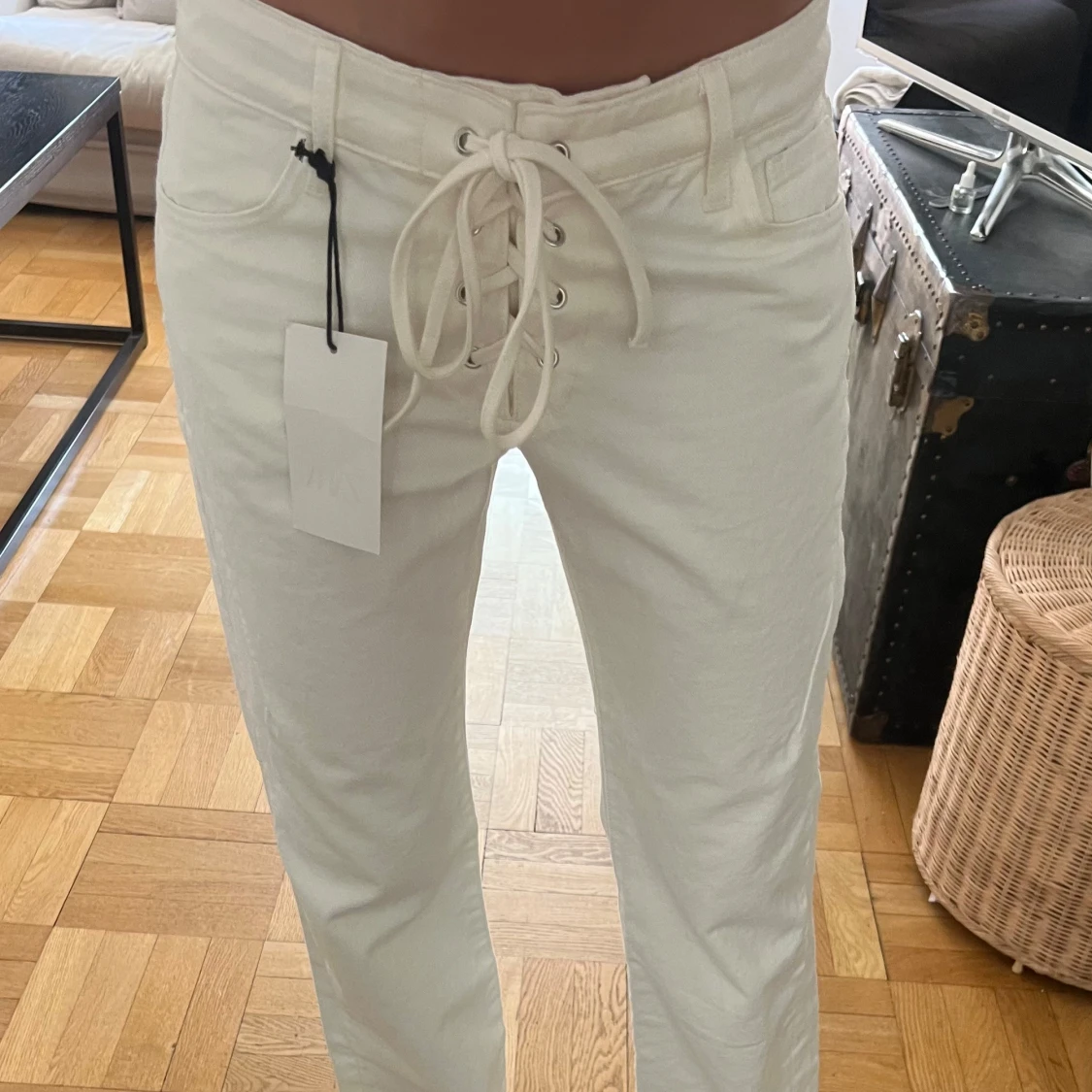 Vita raka byxor med snörning från Zara  - 1