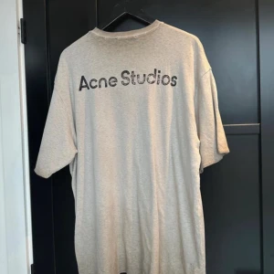 Acne Studios t-shirt  - Acne Studios tshirt. Storlek small men  oversized, hade rekommenderat Large för bästa passform.