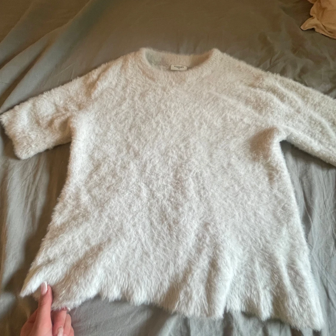 Vit fluffig stickad tröja