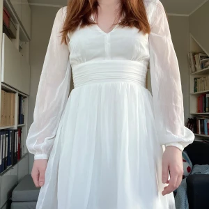 Vit klänning från Bubbelroom (studentklänning)  - Hej, säljer nu min studentklänning som endast är använd en gång för ett år sedan. En skräddare har sytt i en andra underkjol vilket gör att den inte alls är genomskinlig.  Den är storlek 36 men jag som har den brukar vara 36-38 och den passar mig perfekt.