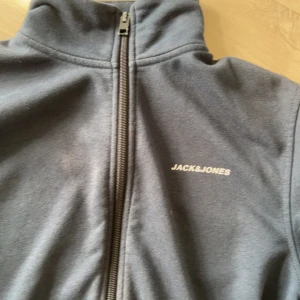 Mörkblå fullzip jack & jones - Mörkblå fullzip ifrån jack & jones storlek S. Den är i bra skick behövs bara tvättas och det löser jag innan jag skickar såklart.