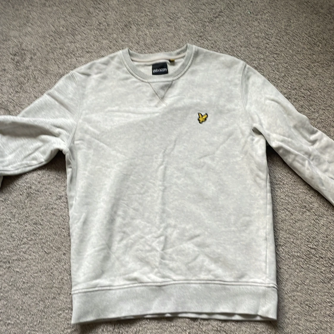 Ljus grå sweatshirt från Lyle & Scott