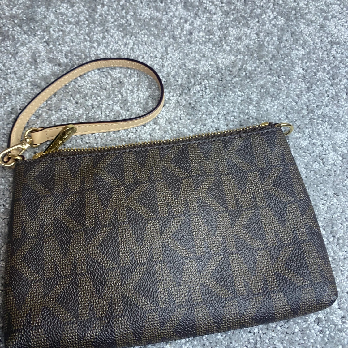 Brun Michael Kors kuvertväska - 3