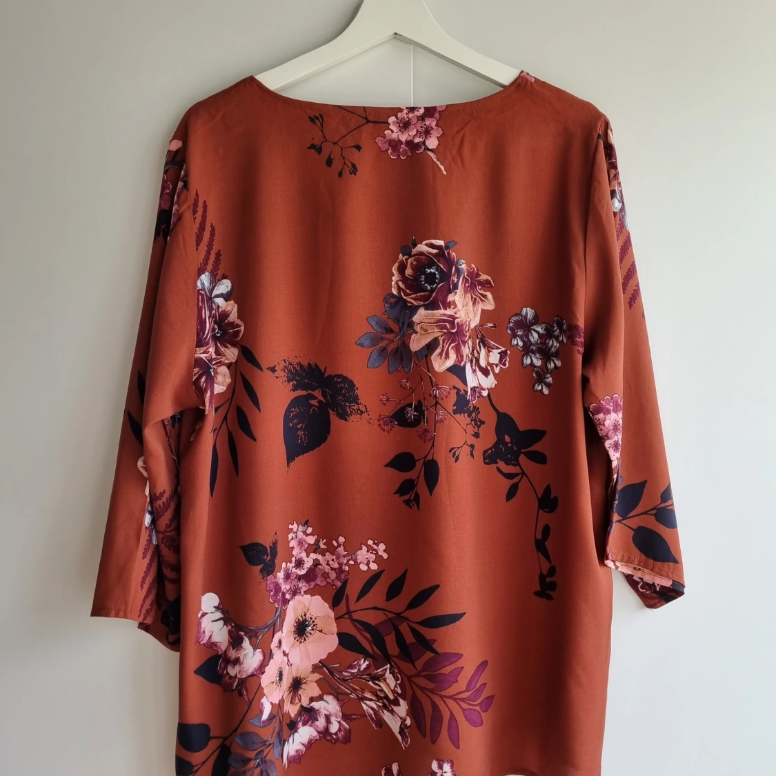 Blommig rostfärgad blus från Soyaconcept - 1