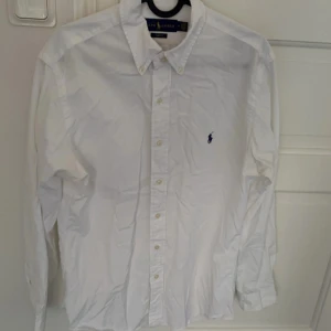 Ralph Lauren skjorta, tar emot bud - Medium Slim fit skjorta, använd och skicket är 8/10 