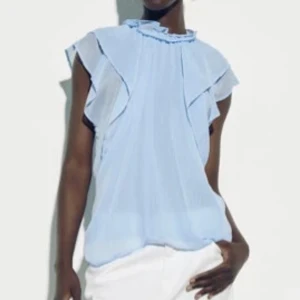 ljusblå volangblus - nyskick 🩵 skriv för egna bilder!