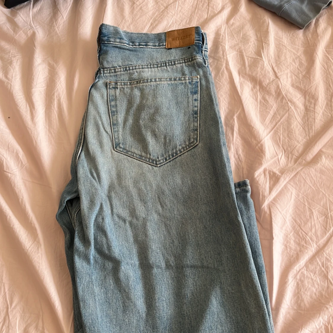 Ljusblå raka jeans från Weekday