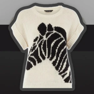 SÖKER - Jag söker en sån här tröja! Skriv gärna till mig om ni säljer en sådan, har letat överallt men ingen säljer. Har storlek S/M💗