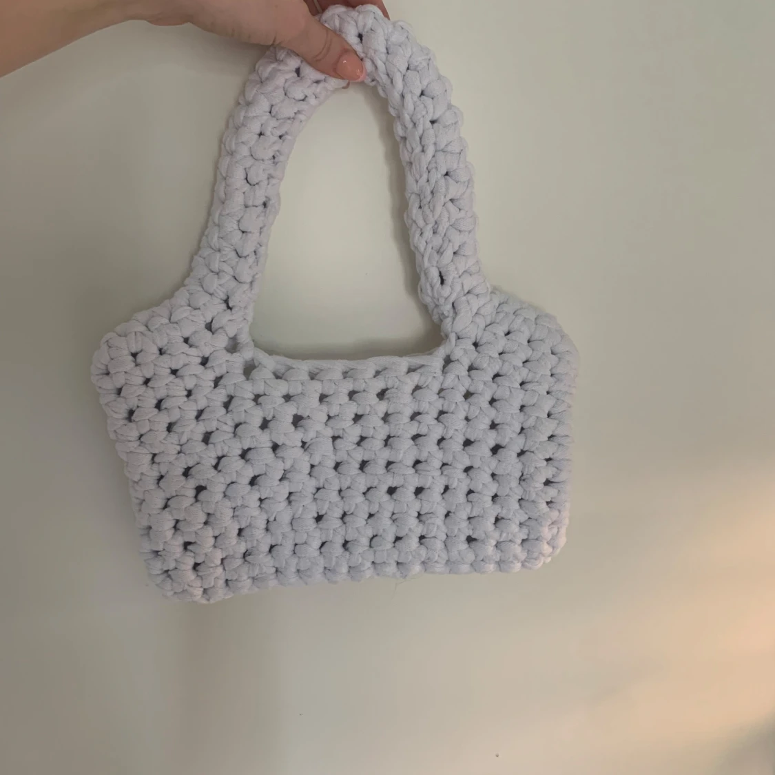 Handvirkad vit axelväska med pärlor - 1