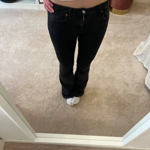 Svarta bootcut jeans från Gina Tricot - Snygga svarta jeans från Gina Tricot med låg midja. 