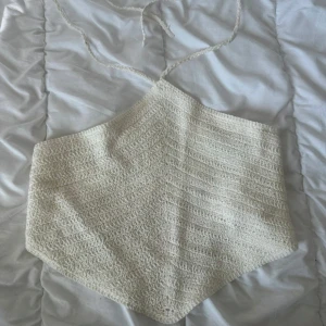 Vit virkad halterneck topp Gina Tricot - Superfin vit virkad halterneck topp från Gina Tricot. Toppen har knytband i nacken. Perfekt till sommaren och ger en chill boho-vibe. Snyggt virkat mönster och croppad passform