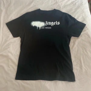 Palm angels T-shirt  - Endast använd 1-3 gånger, storlek S men passar M. Skriv vid frågor och bilder. 