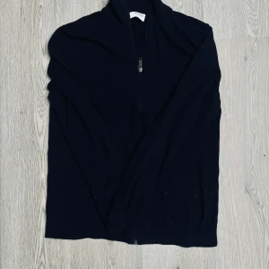 Mörkblå kofta från Selected Homme - Mörkblå  kofta från Selected Homme med hel dragkedja framtill.  I Storlek S🤝💫