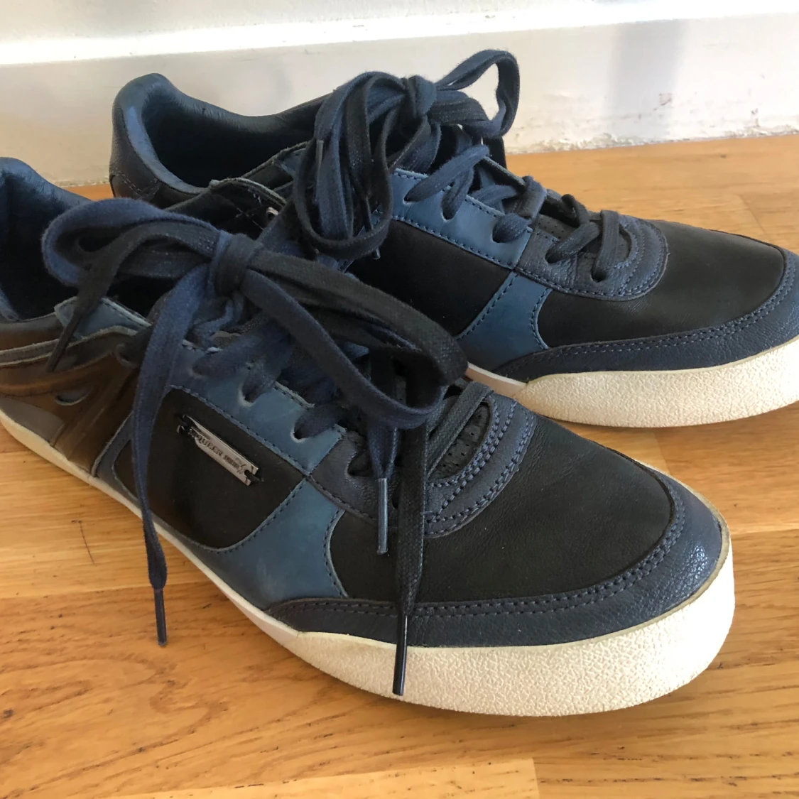 Mörkblå sneakers från Puma x Alexander McQueen McQ40