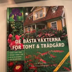 De bästa växterna för tomt & trädgård - Få inspiration till din egen gröna oas! Den här boken är fylld med färgbilder, tips och råd om perenner, rosor, buskar och träd. Perfekt för dig som vill skapa en vacker trädgård, oavsett om du är nybörjare eller erfaren odlare.