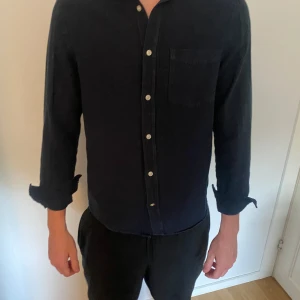 Mörkblå skjorta från H&M i bomull - Snygg mörkblå skjorta från H&M i regular fit.  Perfekt för en clean och stilren look. Används flitigt men fortfarande i bra skick! Normal i storleken💕