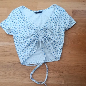 Blommig croppad topp med snörning - Supersöt croppad topp från Shein perfeckt för midsommar och sommar.Storlek:XS