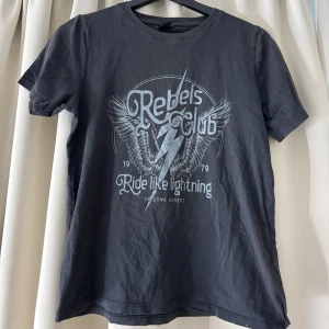 Svart t-shirt  - Cool t-shirt med tryck. Om fler bilder önskas eller vid frågor kontakta mig💋