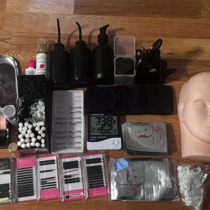 Kit för ögonfransförlängning - Stort kit för ögonfransförlängning med flera paket svarta fransar i olika längder, lim, applikatorer, borstar, pads och tillbehör. Inkluderar även Julash Lash Cleanser och verktyg för applicering. Perfekt för dig som vill fixa fransarna hemma.
