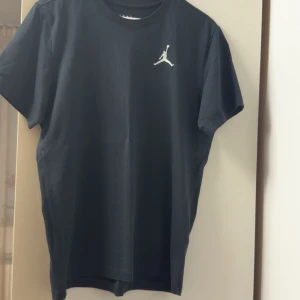 Svart Jordan t-shirt med logga - Jättesnygg och knappt använd Jordan Tröja. Köpt från Usa. Stilren och passar till varmare klimat. Skrov vid funderingar. Pris kan diskuteras 