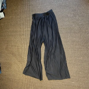 Svarta vida byxor  - Säljer ett par svarta vida byxor från Monki i storlek XXS. 