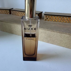 Nuxe Prodigieux Le Parfum - Nuxe Prodigieux Le Parfum i en elegant, fyrkantig glasflaska med guldigt lock. Flaskan har en snygg ombre-effekt från transparent till bronsfärgad nedtill och rymmer en lyxig doft med fransk känsla. Perfekt för dig som gillar exklusiva och stilrena parfymer. Se mängd kvar på bild 2