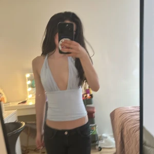 Ljusblå halterneck topp med djup urringning - Supersnygg ljusblå halterneck topp med djup v-ringning och öppen rygg. Toppen knyts i nacken och har en tight passform som framhäver midjan. Helt ny💕💕