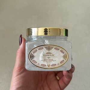 Hamam kroppsskrubb Clean Cotton 300ml - Lyxig kroppsskrubb från Hamam med doft av Clean Cotton. Kommer i en transparent burk med guldfärgat lock och vackert orientaliskt mönster på etiketten. Innehåller 300 ml och har en geléaktig, glittrig konsistens som exfolierar huden.