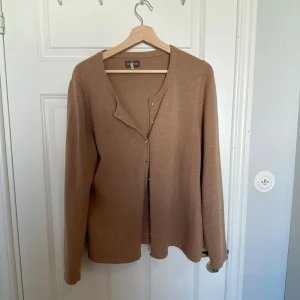 Beige kofta från Newhouse XL - Säljer en beige kofta från Newhouse i storlek XL. Materialet är en mjuk mix av bomull, nylon och angora som gör den extra skön och lätt att bära. Känns så lyxig ❤️ Skulle uppskatta att den snarare är stl L ❤️ Vill bli av med allt i garderoben snabbt så buda från 150 eller köp direkt för 250 ❤️ Superfina knappar som är små pärlor ❤️ Nyskick!