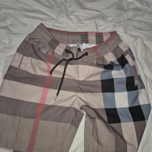 Burberry shorts storlek s - Helt nya burberry shorts aldrig använda säljer de för 500. original pris 4000 kan också användas som badshorts också