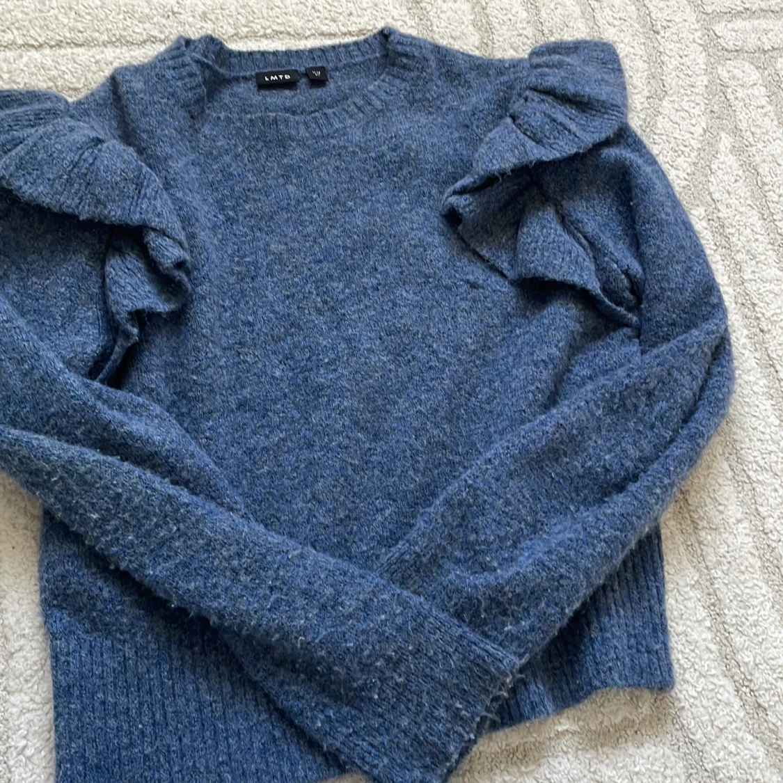 Blå stickad tröja med volangärmar LMTD