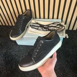Lanvin svarta  - Svarta lanvins | Skick 9/10 | Skor, box, dustbag och extra snören | Storlek 40 men sitter mer som 42 | Hör gärna av dig vid minsta fundering😊
