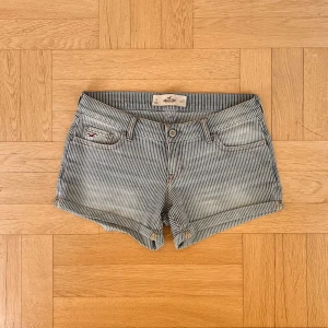 Lågmidjade randiga jeanshorts - Superstat och unika jeansshorts från hollister, mått syns i bilderna🌺