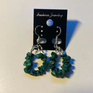 Handgjorda, unika örhängen, Jade inspirerade stenar *Endast 1 Kvar* - Coola örhängen med gröna oregelbundna stenar i cirkelform. Hängande modell med silvriga metalldetaljer och krok. Perfekt för dig som vill sticka ut med färg och unik design.
