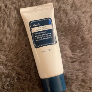 Klairs Rich Moist Soothing Cream 20g - Klairs Rich Moist Soothing Cream i en smidig tub på 20g. Vit förpackning med blå etikett och blått lock. Perfekt för att återfukta och lugna huden, ger en mjuk känsla utan att bli fet. Passar bra i necessären och är enkel att applicera med fingertopparna.