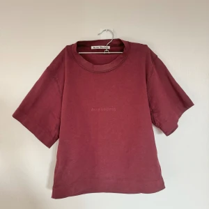 Acne Studios T-shirt  - Acne Studios t-shirt i stl xxs, men passar mig som har S