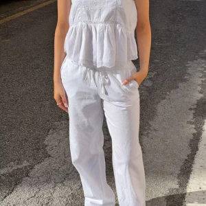 Vita linnebyxor -  Supersnygga vita linnebyxor från Gina Tricot  (Young) storleken 158/164-tall. Endast använda en gång ! Sitter som xs