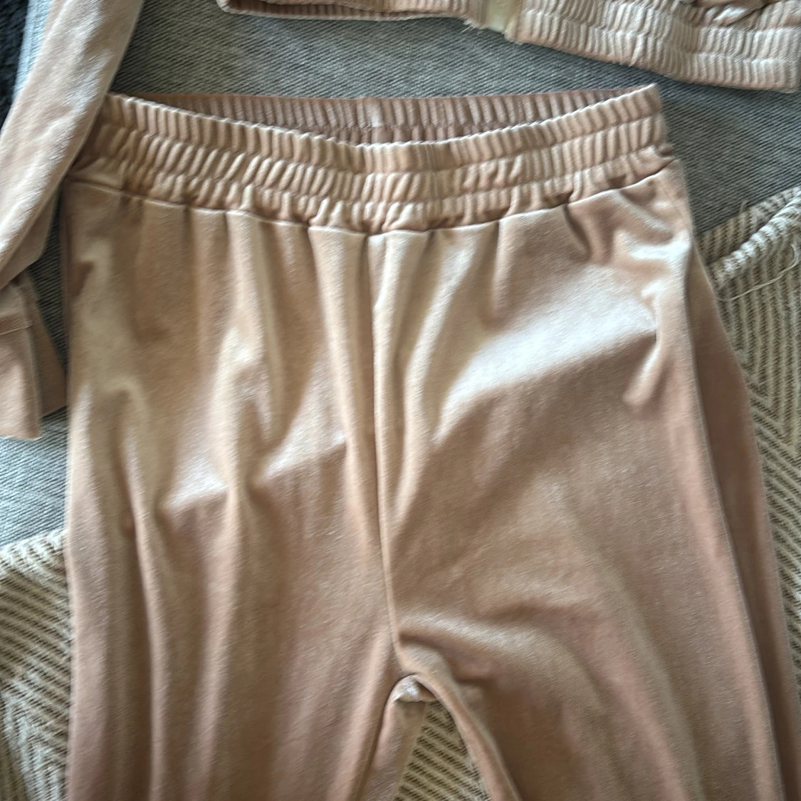 Beige sammetsset med croppad jacka - 2