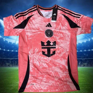 Inter Miami CF rosa matchtröja - Snygg rosa Inter Miami CF fotbollströja från Adidas med svart klubbmärke och tryck på bröstet. Tröjan har korta ärmar, svarta detaljer och ett unikt mönster. Tillverkad i lätt och ventilerande material med AEROREADY-teknologi. 
