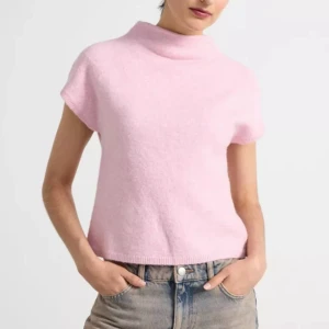 Ljusrosa stickad kortärmad tröja - Supermjuk ljusrosa stickad tröja med korta ärmar från Lindex💗 Slutsåld och populär! Använd en gång 💕