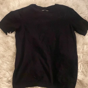 svart finstickad tröja med kort ärm 🤎 - jättesöt med en guldig detalj bak 🫰🏼🤎🥺🥹