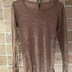 Beige tröja från Soyaconcept - Mysig beige finstickad tröja från Soyaconcept med v-ringning och långa ärmar. 