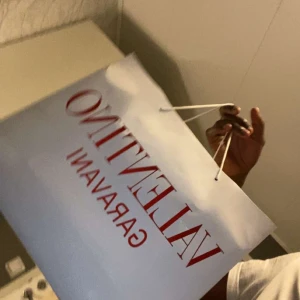 Valentino Rockstud Open sneakers - Snygga vita Valentino Rockstud Open sneakers med svart läderband och ikoniska nitar. Skorna har rund tå, platt sula och klassisk snörning. Perfekta för dig som vill ha en lyxig och edgy vibe i din outfit.