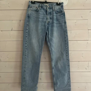 Loose fit jeans från Jack & Jones - Ljusblå jeans från Jack & Jones i modellen Loose/Chris. Klassisk femficksdesign, raka ben och relaxed passform. Tillverkade i bomull med snygg tvättad look och detaljerade sömmar. Perfekta för en chill och avslappnad stil.